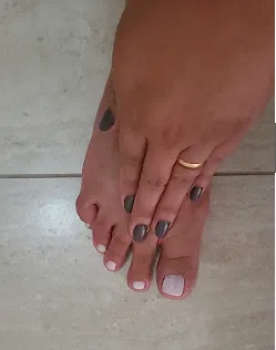 Manicure e pedicure em tom nude e cinza feitas pela cliente Dayana Nascimento no Studio Harrod's